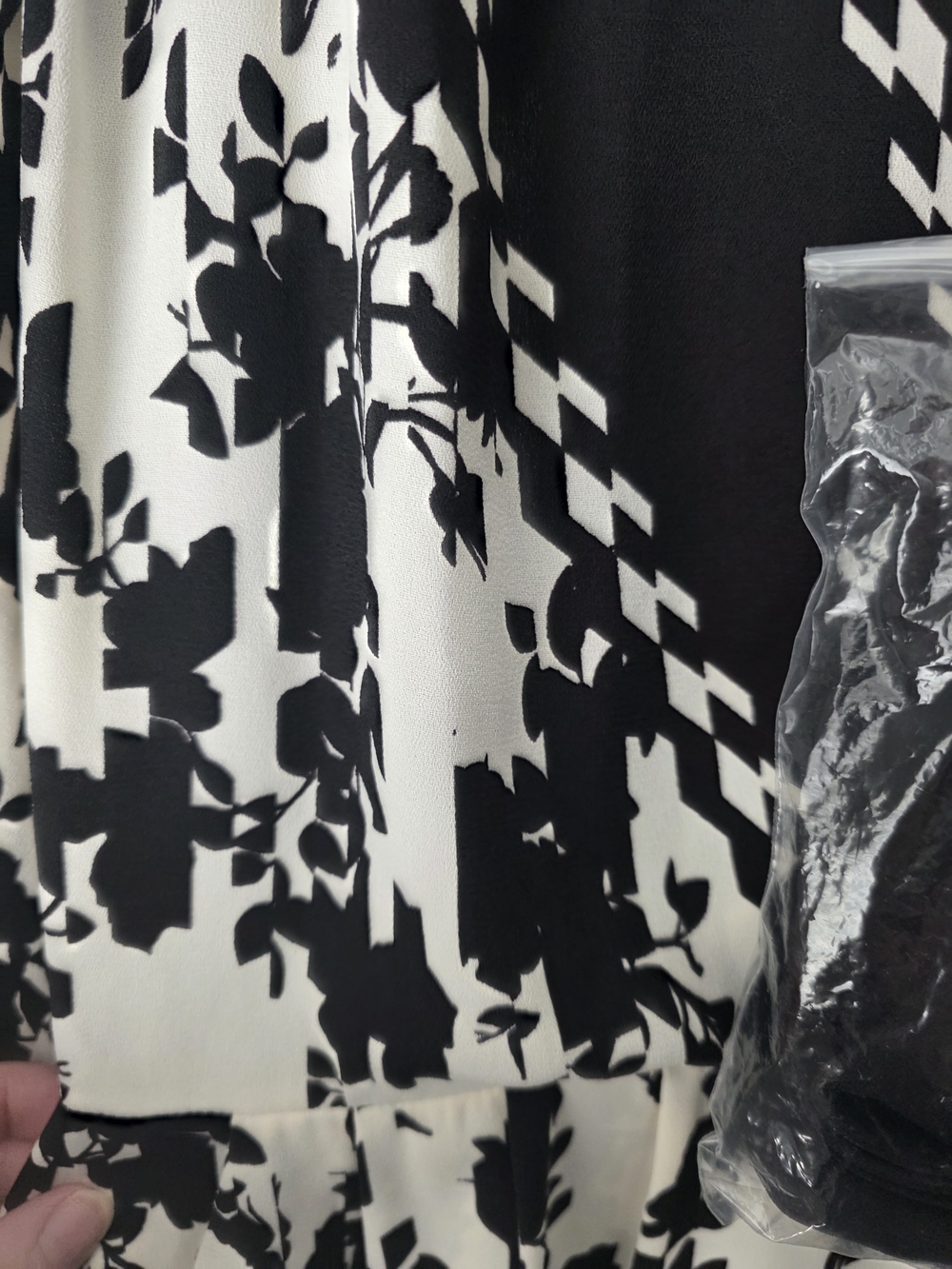 Cabi Black & White Floral V-Neck Dress Size Medium 3/4 sleeve - Picture 5 of 15